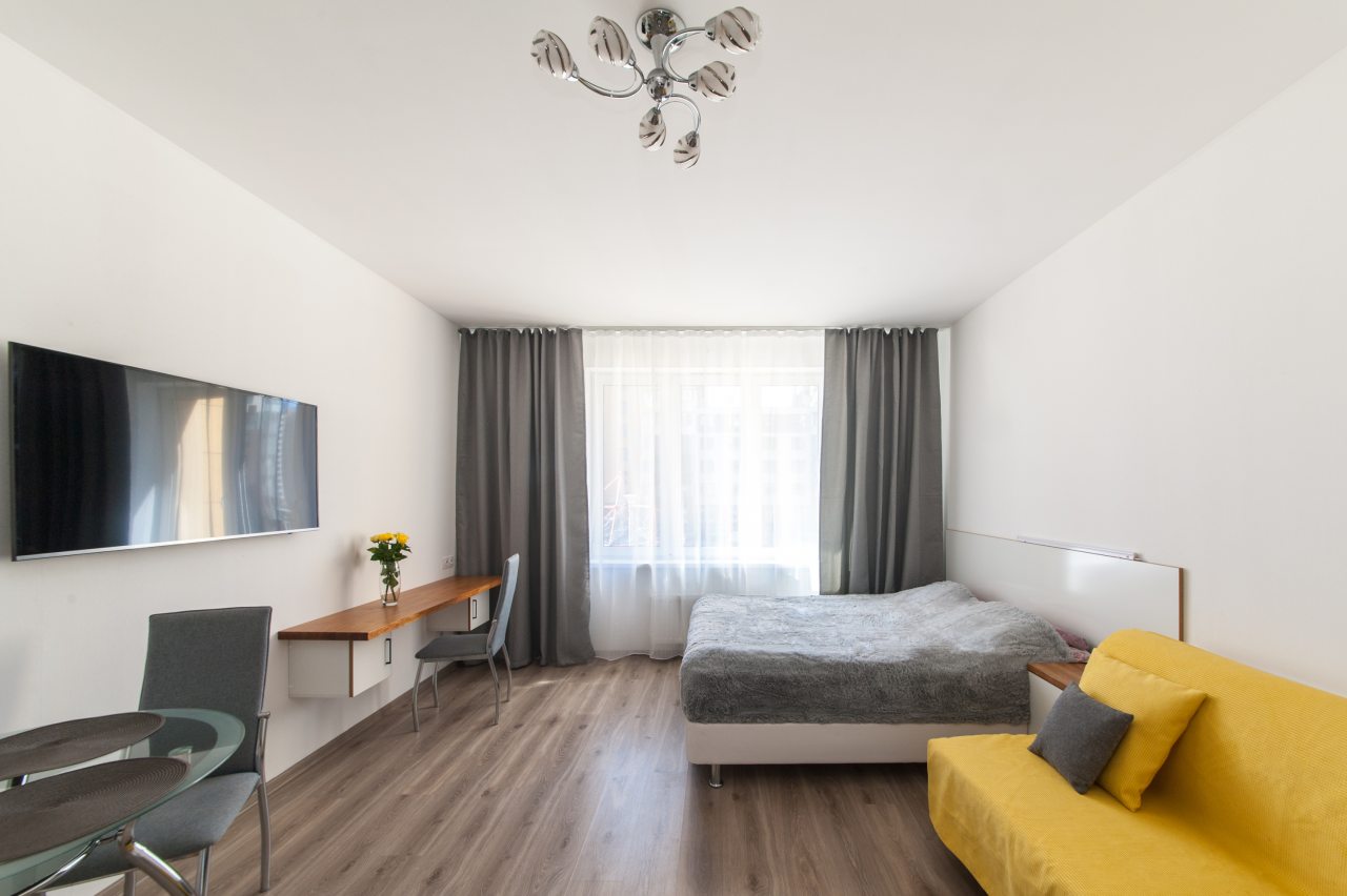 Двуспальная кровать и диван