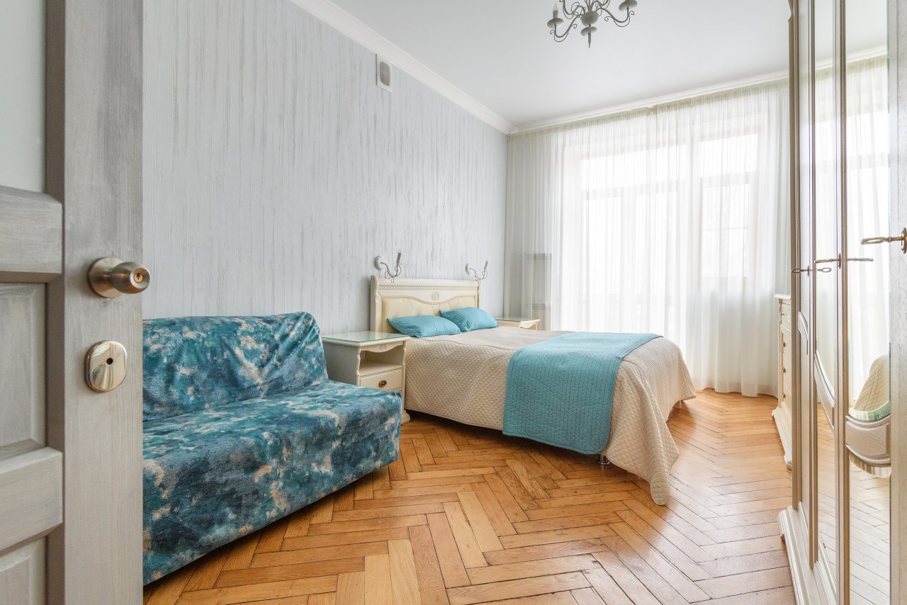 Двуспальная кровать и раскладной диван