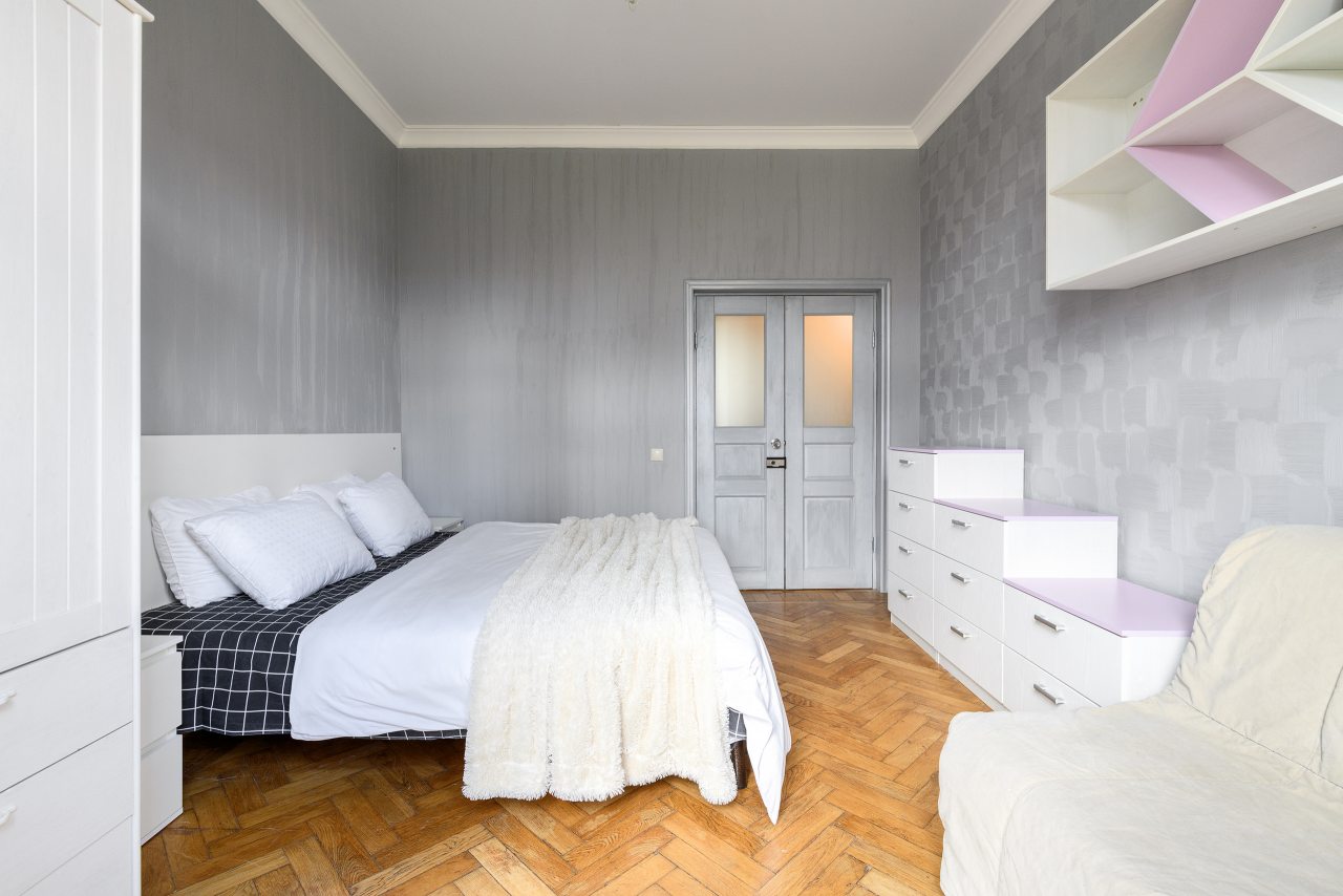 Двуспальная кровать и раскладной диван