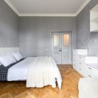 Двуспальная кровать и раскладной диван