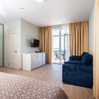 Четырехместный (Четырехместный номер Делюкс с балконом и видом на море), Отель Милан