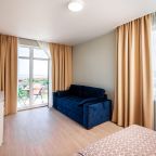 Четырехместный (Четырехместный номер Делюкс с балконом и видом на море), Отель Милан