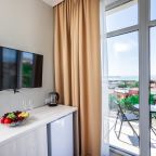 Четырехместный (Четырехместный номер Делюкс с балконом и видом на море), Отель Милан