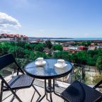 Четырехместный (Четырехместный номер Делюкс с балконом и видом на море), Отель Милан