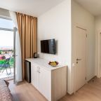 Четырехместный (Семейный 2х комнатный 4х местный с балконом и видом на море), Отель Милан