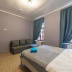 Двуспальная кровать и диван