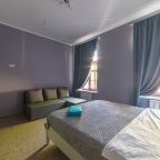 Двуспальная кровать и диван