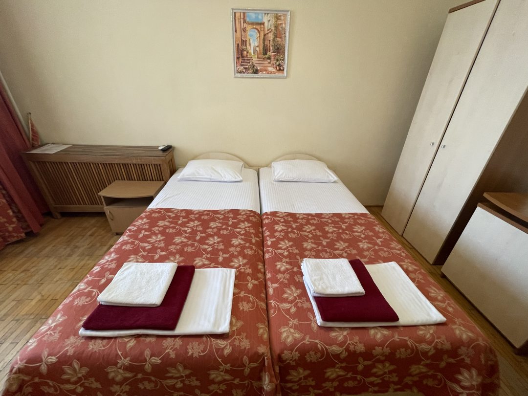 Двухместный (Стандарт юг 2 местный 2 комнатный с отдельными кроватями и диваном) отеля Hotel Life, Ялта