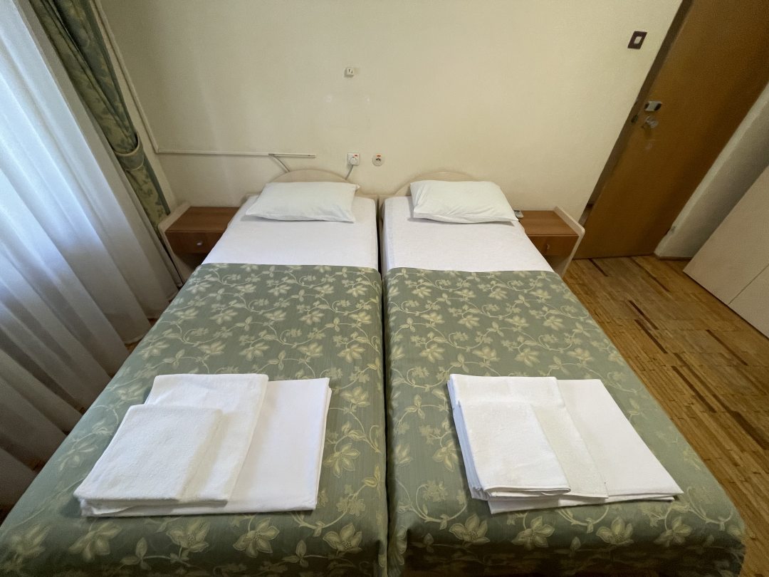 Двухместный (Стандарт север 2 местный 2 комнатный с отдельными кроватями и диваном) отеля Hotel Life, Ялта