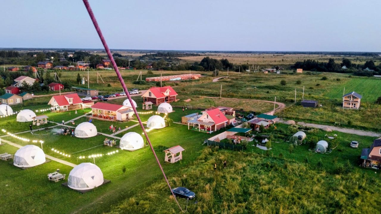 Глэмпинг КосмоСфера, Ретлё