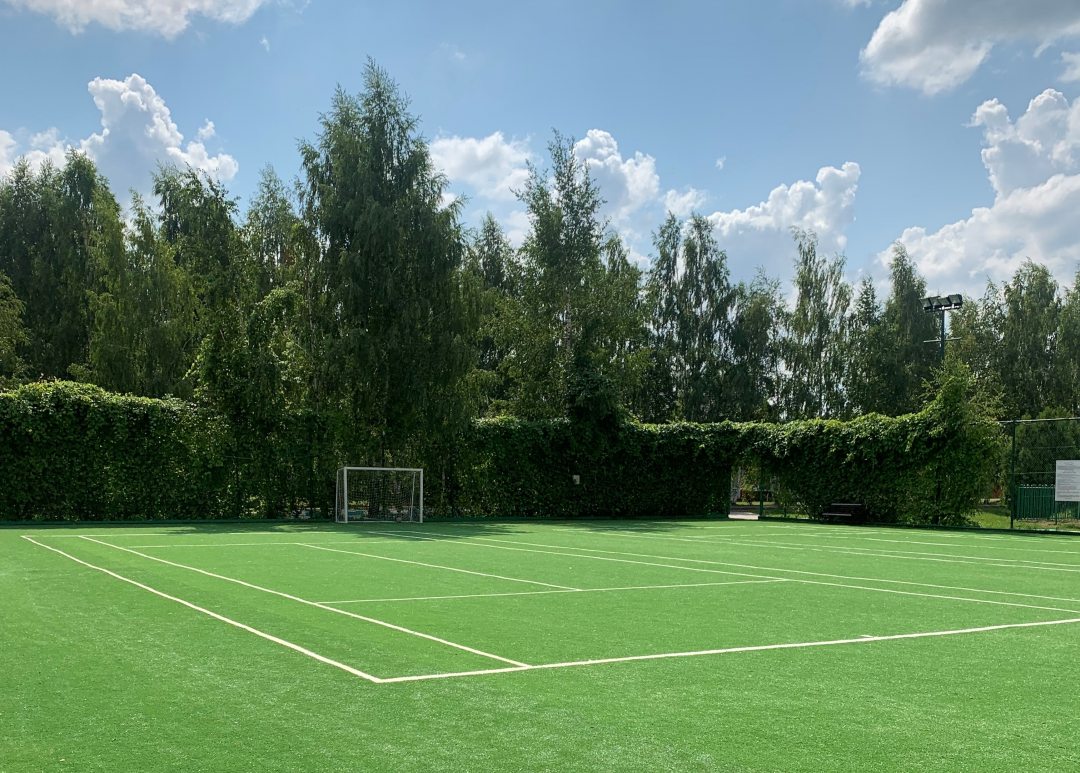 Футбольное поле и баскетбольная площадка, Загородный отель Международный жилой Комплекс Росинка