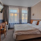 Приятный номер с уютной кроватью, телевизором и рабочим стол