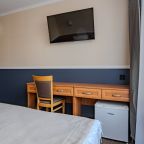 Номер с мягкой кроватью, телевизором и рабочей зоной со стол