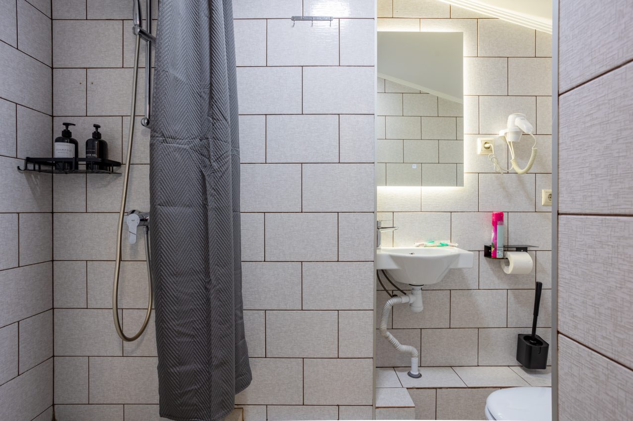 Светлый и просторный номер с удобной кроватью, телевизором и