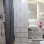 Светлый и просторный номер с удобной кроватью, телевизором и