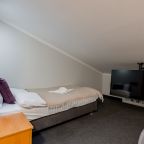 Приятный номер с уютной кроватью, телевизором и рабочим стол