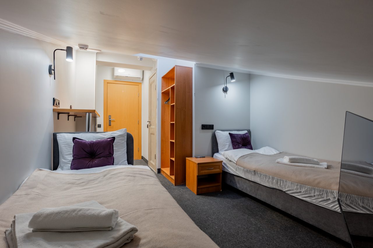 Номер с удобной кроватью, телевизором и столом, где можно ра