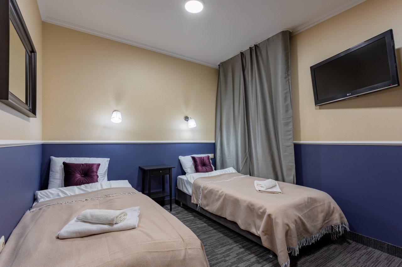 Комфортный номер с кроватью, телевизором и письменным столом