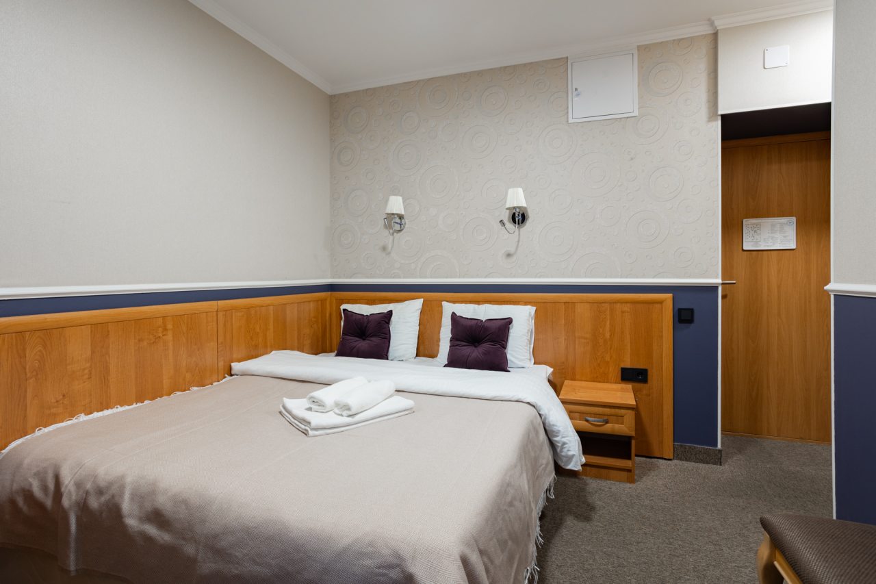 Комфортный и чистый номер с кроватью, телевизором и рабочей