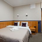 Комфортный и чистый номер с кроватью, телевизором и рабочей