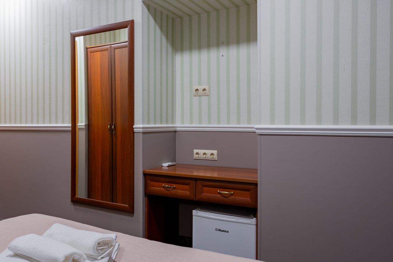 Уютный и тихий номер с кроватью, телевизором и рабочим столо