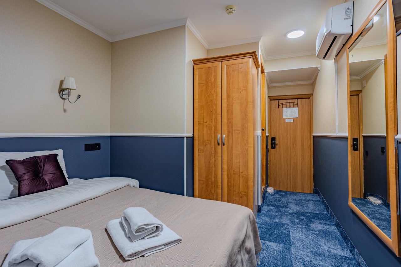 Номер с мягкой кроватью, телевизором и рабочей зоной со стол