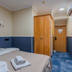 Номер с мягкой кроватью, телевизором и рабочей зоной со стол