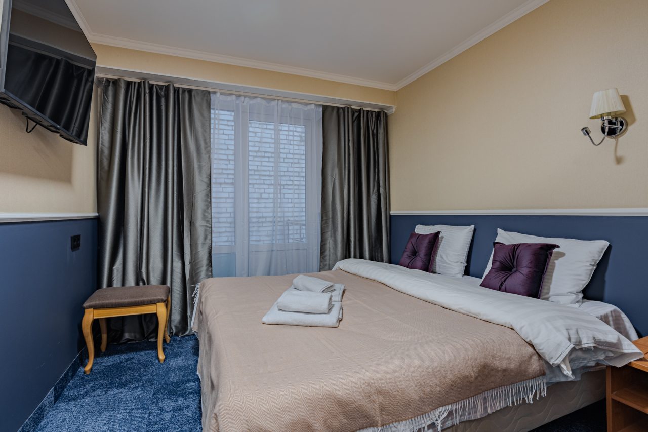 Светлый и просторный номер с удобной кроватью, телевизором и