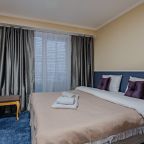 Светлый и просторный номер с удобной кроватью, телевизором и