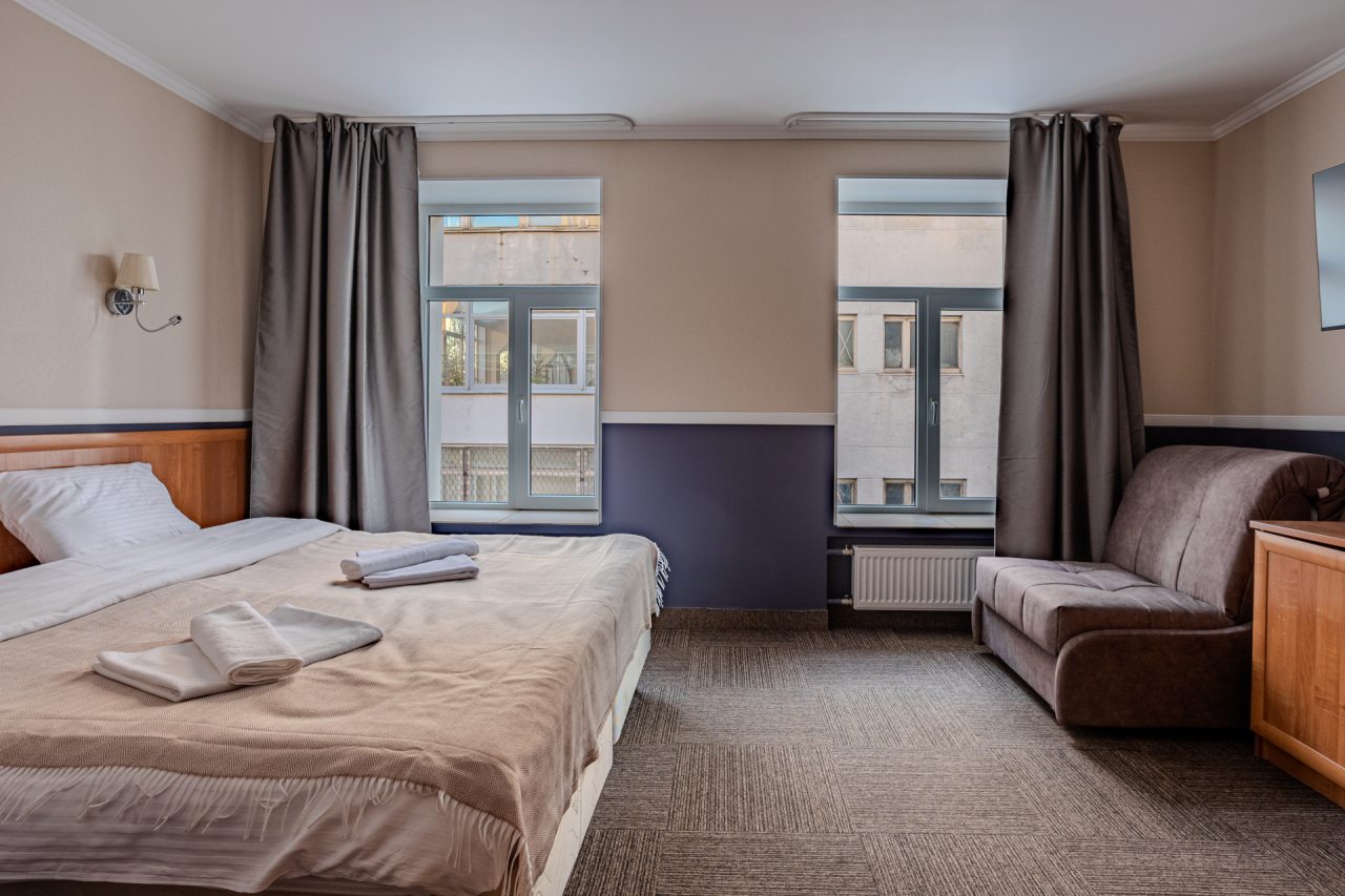 Комфортный и чистый номер с кроватью, телевизором и рабочей