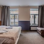 Комфортный и чистый номер с кроватью, телевизором и рабочей