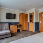 Светлый номер с удобной кроватью, телевизором и столом для р