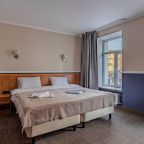 Номер с мягкой кроватью, телевизором и рабочей зоной со стол