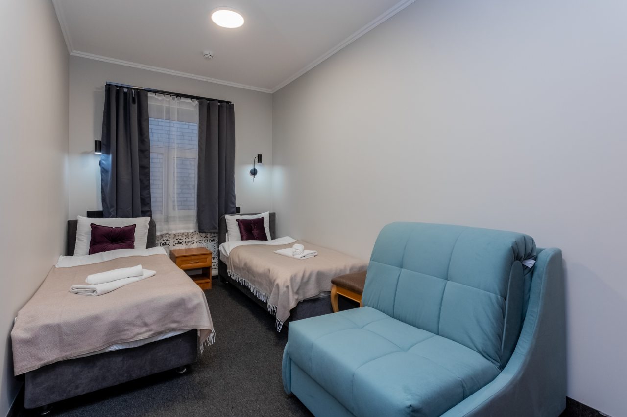 Комфортный и чистый номер с кроватью, телевизором и рабочей