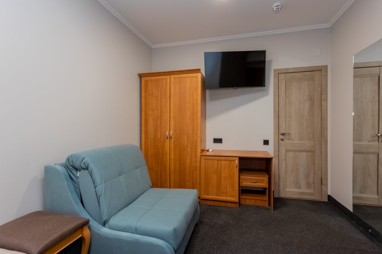 Номер с удобной кроватью, телевизором и столом, где можно ра