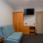 Номер с удобной кроватью, телевизором и столом, где можно ра