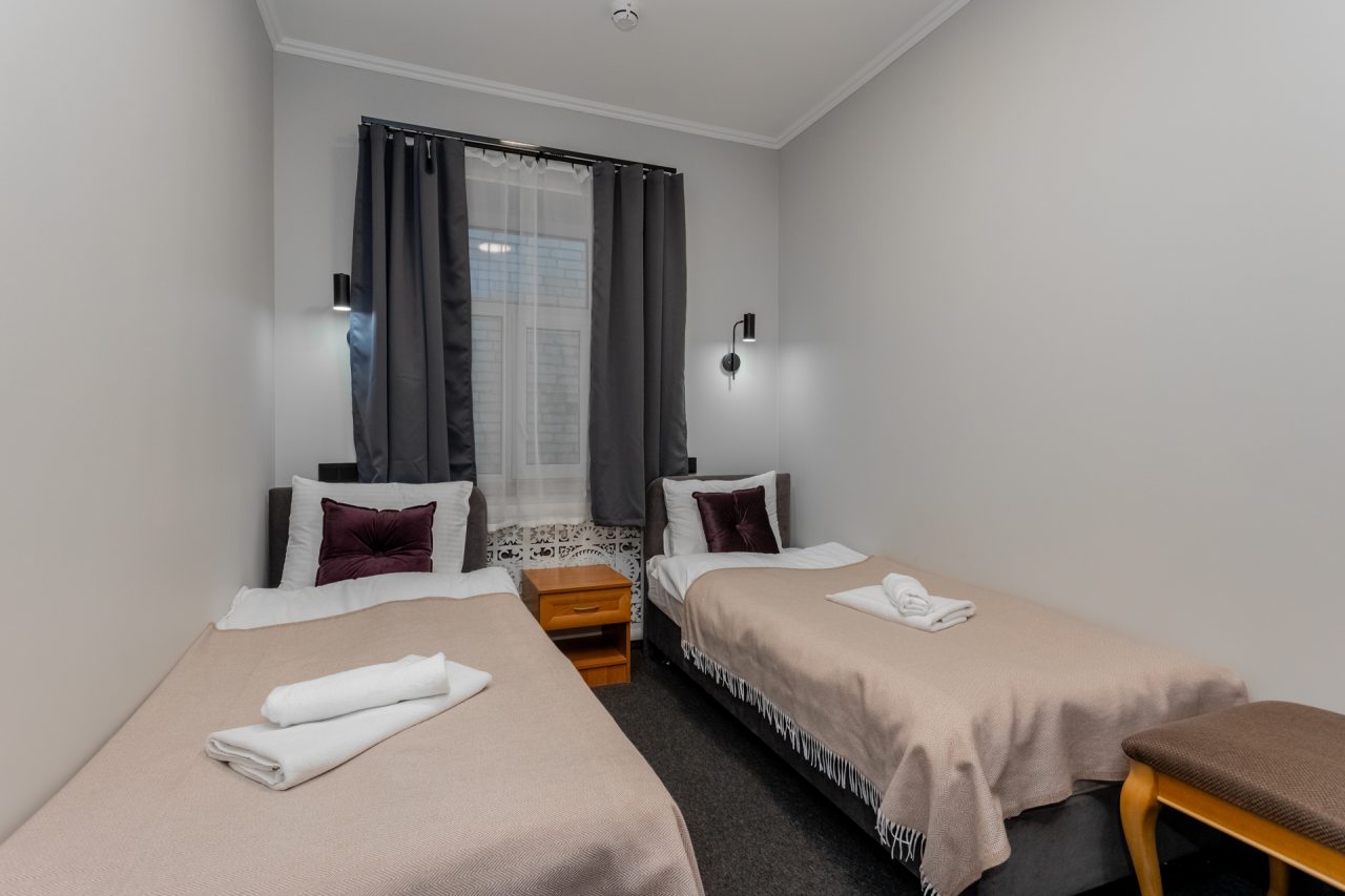 Уютный и тихий номер с кроватью, телевизором и рабочим столо