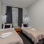 Уютный и тихий номер с кроватью, телевизором и рабочим столо