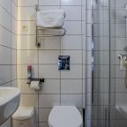 Номер с удобной кроватью, телевизором и столом, где можно ра