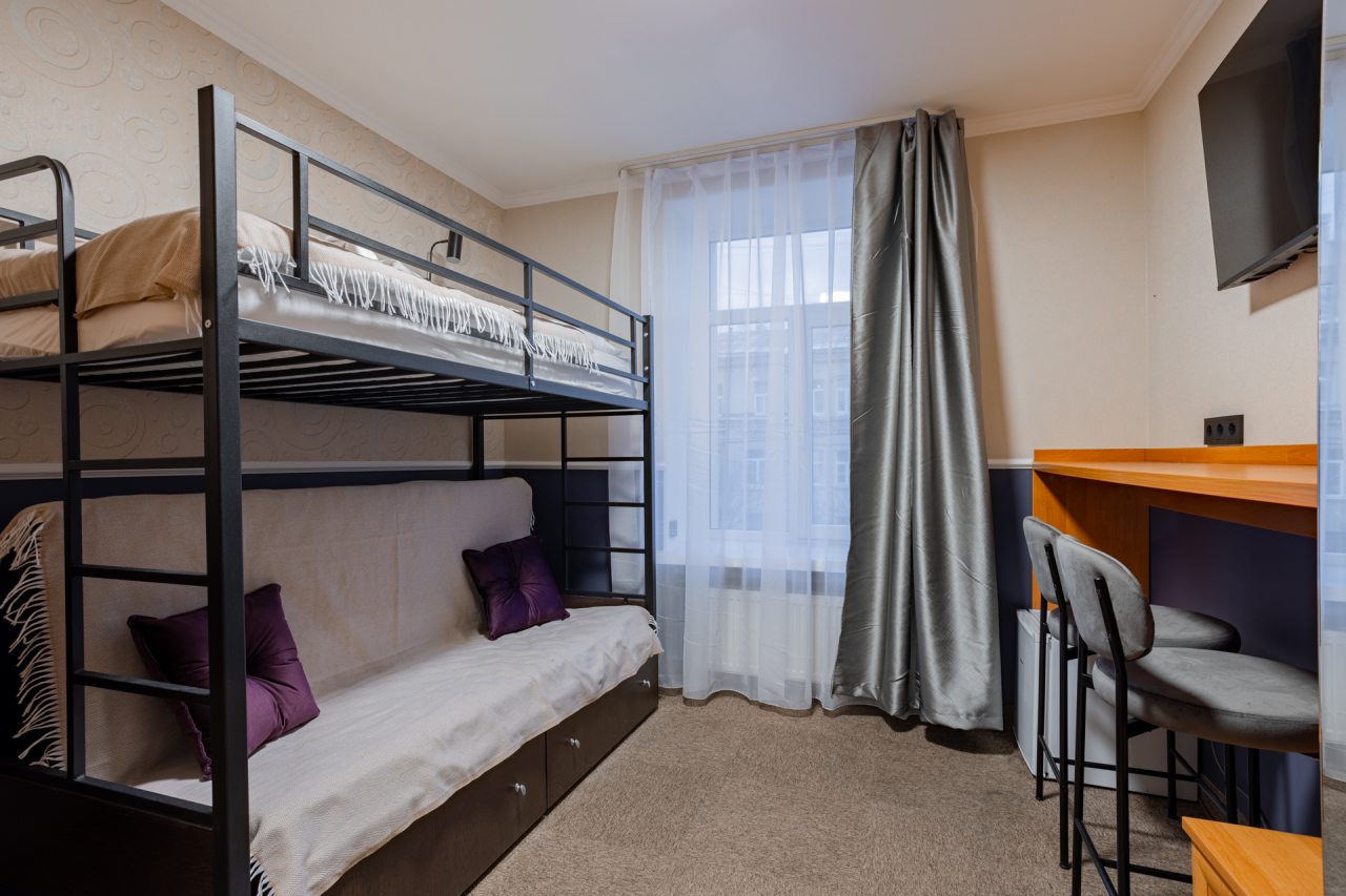 Комфортный номер с кроватью, телевизором и письменным столом