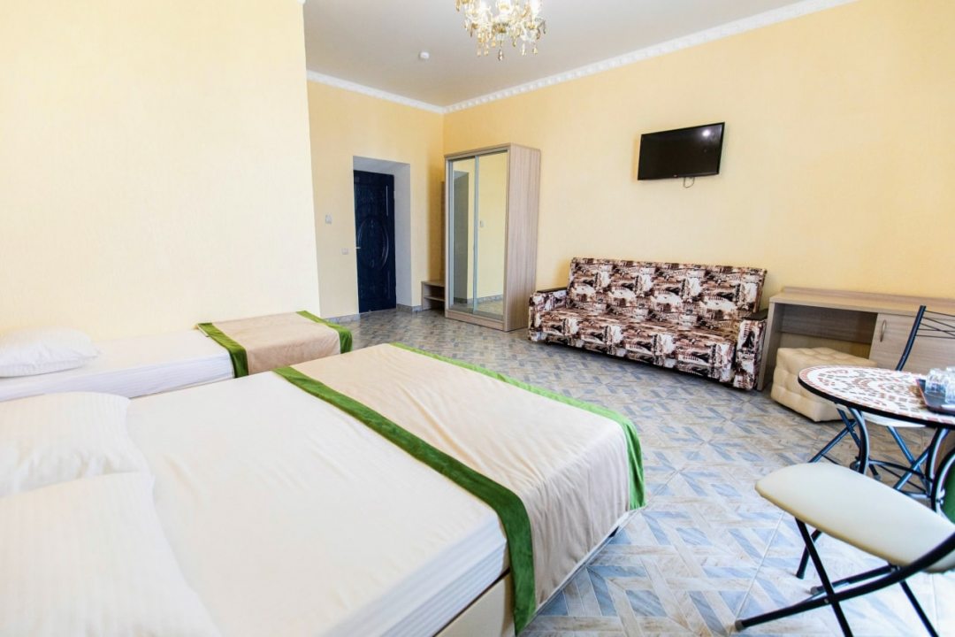 Трехместный (Трехместный Люкс с 1 спальней + Диван двухместный) гостиницы Виталианна, Феодосия