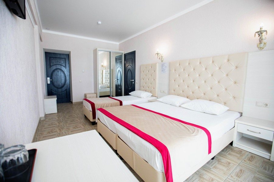 Трехместный (Трехместный Люкс с 1 спальней) гостиницы Виталианна, Феодосия