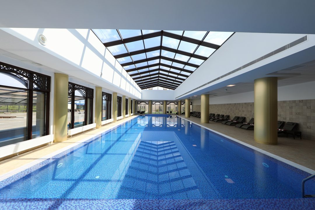 Крытый, подогреваемый бассейн 25х7,5, глубина от 60 до 140 см.. Отель The Local Hotels Grozny