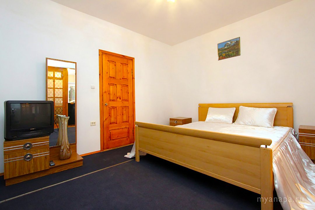Люкс (Пятиместный двухкомнатный люкс с двумя двухспальными местами и одним односпальным) отеля Камелот, Анапа