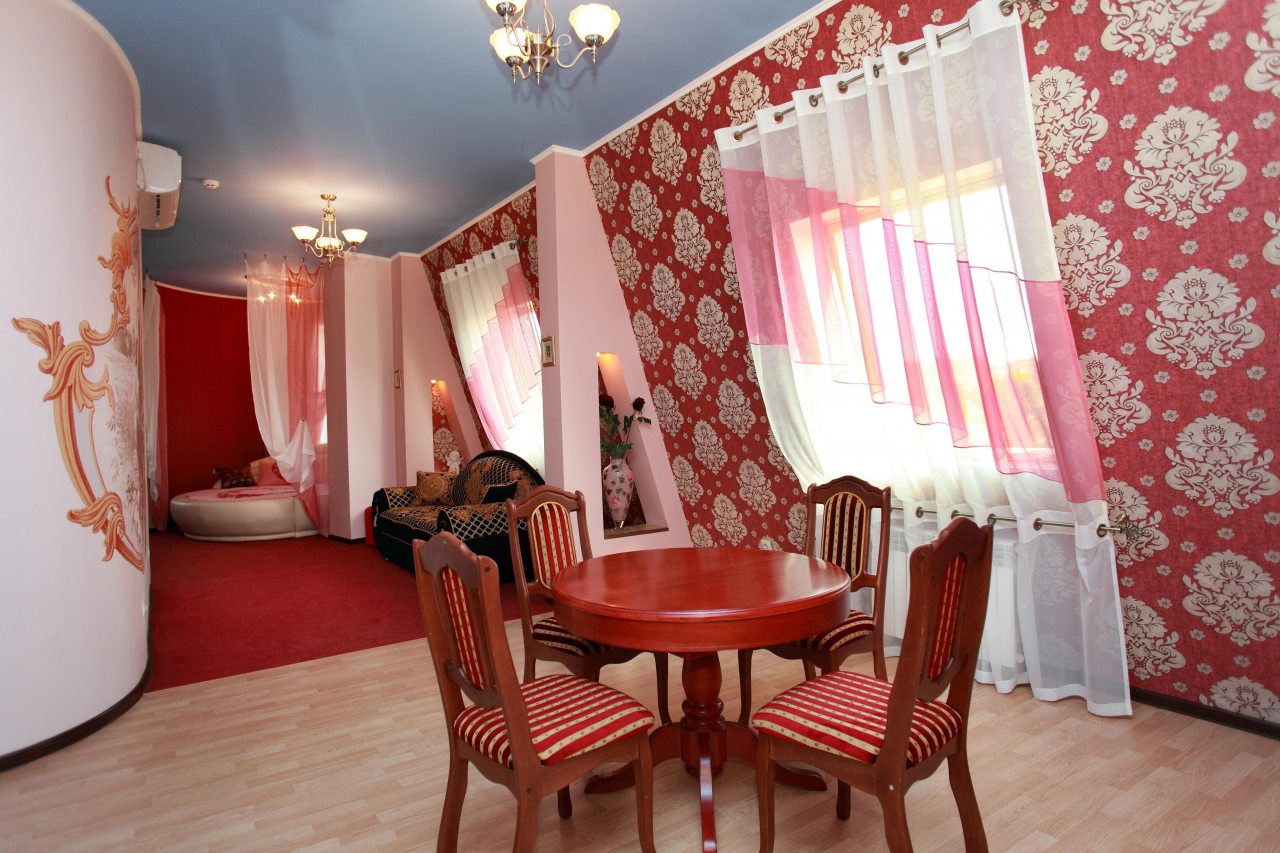 Люкс, Отель Бристоль