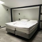 Стандарт с мансардными окнами с одной двухспальной кроватью