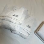 В наличии вафельные и махровые халаты