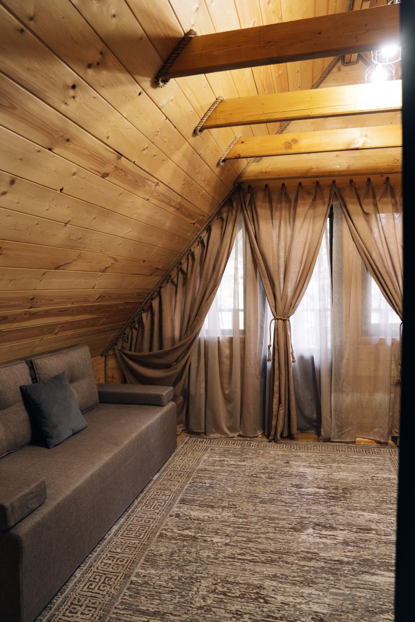 Шале (Шале), База отдыха Хижина