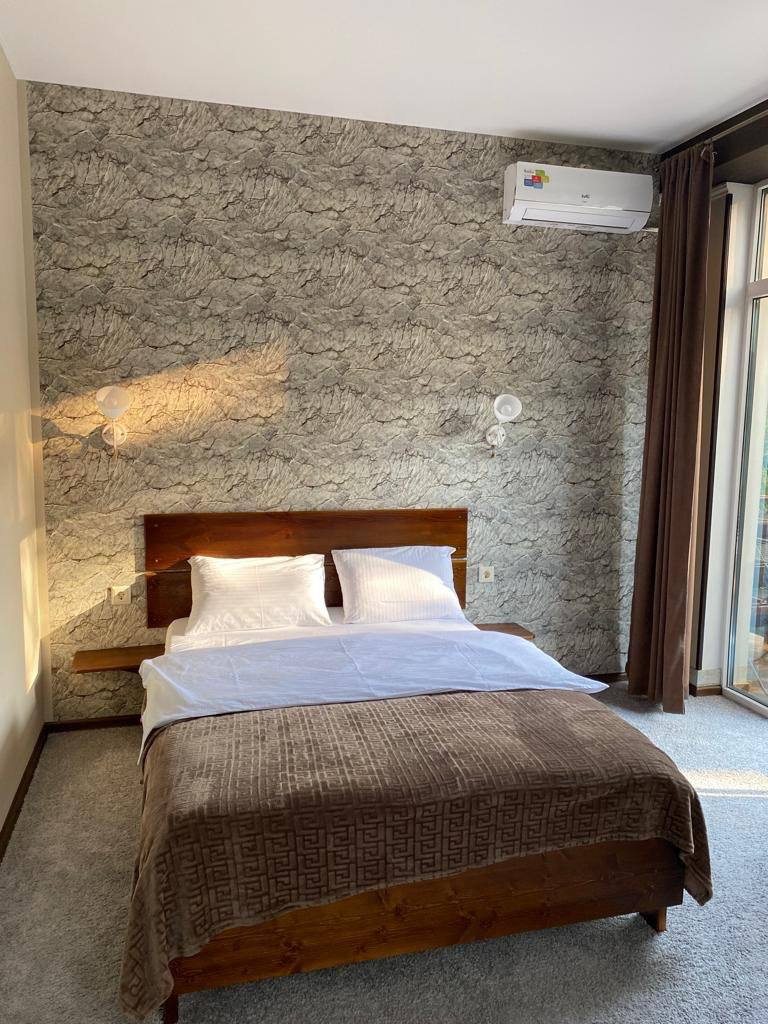 Двухместный (Cтандартный двухместный номер с двуспальной кроватью) гостиницы Gill Grad, Небуг