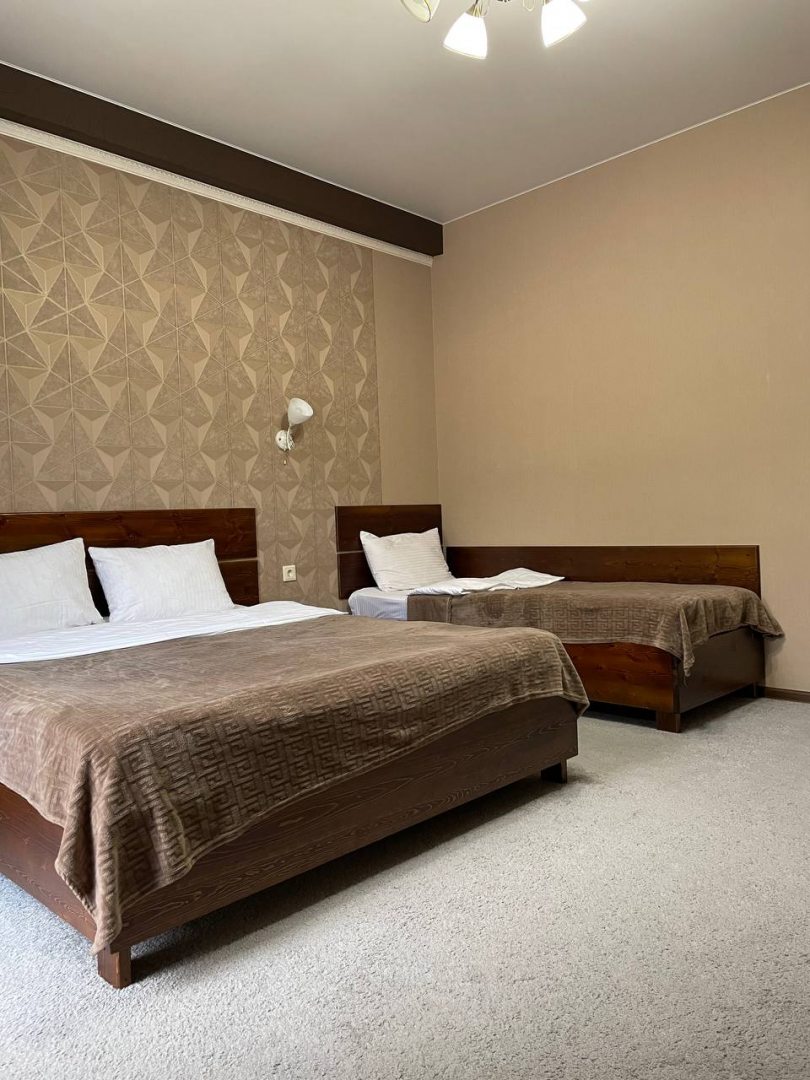 Трёхместный и более (Трёхместный Стандартный номер с двуспальной и односпальной кроватями) гостиницы Gill Grad, Небуг